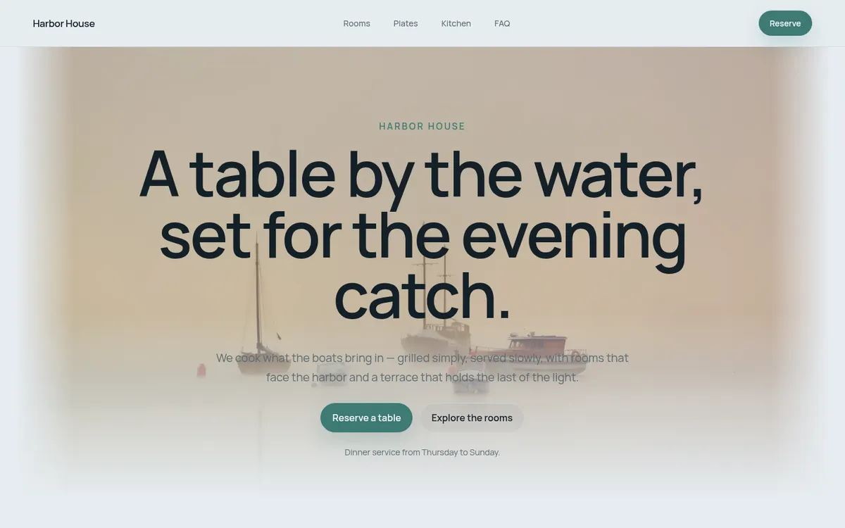 Plantilla Harbor: web de restaurant a primera línia de mar amb botó de reserva.