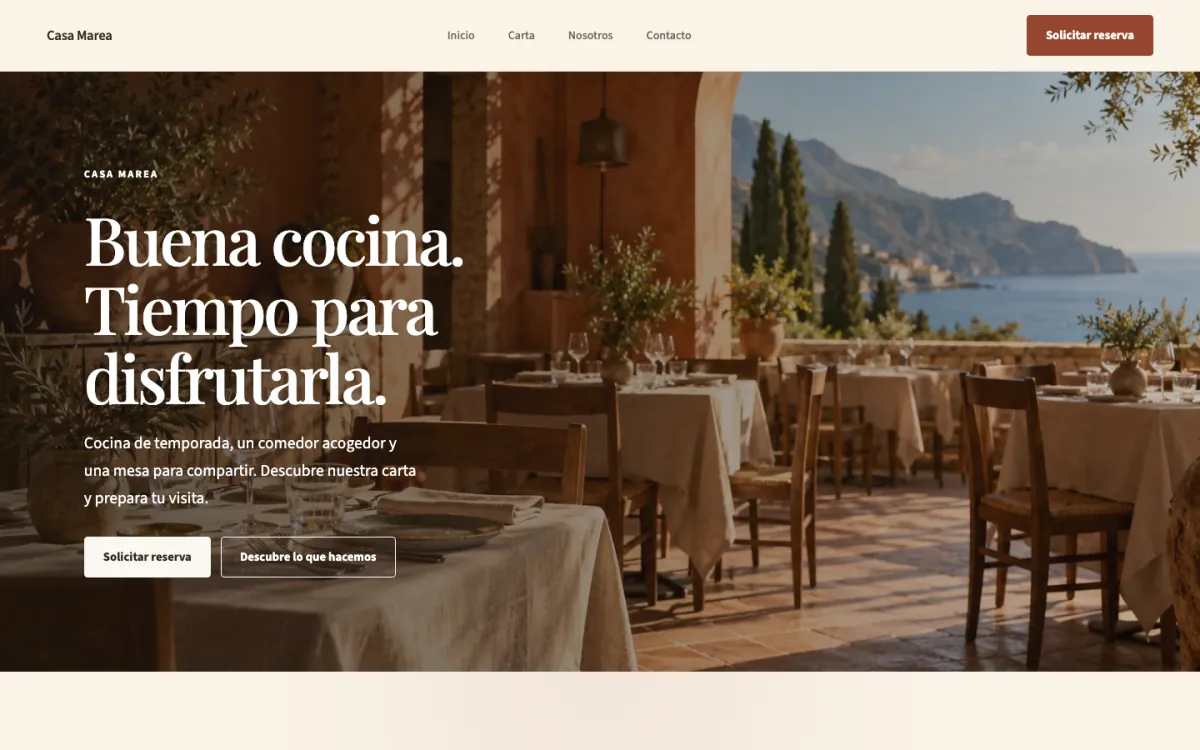 Vista previa de la web de Casa Marea con la plantilla Harbor, de restauración: cabecera con menú, titular grande y botón de reserva sobre una foto del puerto.